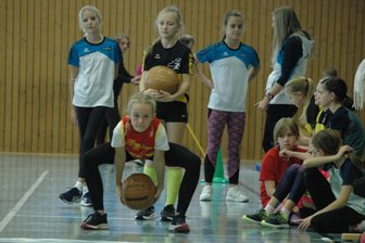 Viel Spaß in Rochlitz: LG Mittweida mit Teilnehmerrekord beim Hallendreikampf - Miriam Sobotka (v.) vom ESV Lokomotive Zwickau, hier beim Medizinballwerfen, war am Wochenende mit ihren Eltern zum Familienbesuch in Rochlitz. Sie nahm kurzerhand am Hallendreikampf teil.