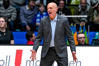 Viel Stückwerk am Main und Zeit für Instagram: Die Einzelkritik zum Sieg der Niners Chemnitz in Frankfurt - Hatte viel zu kritisieren beim Spiel in Frankfurt: Niners-Trainer Rodrigo Pastore.