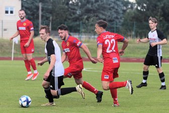 Viel Tradition im Sachsenpokal: Lunzenauer Fußballer treffen auf den ältesten Verein im Freistaat - Nächste Bewährungsprobe: Auf die Lunzenauer Fußballer, hier mit Jonny Glatz (M.) und Colin Zieger (r.) in Wilsdruff, wartet nun mit Lipsia Eutritzsch eine weitere hohe Hürde.