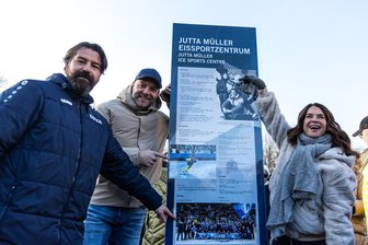 Viel Trubel um eine Stele: Ex-Eiskunstlaufstar Kati Witt enthüllt Infotafel am Chemnitzer Eissportzentrum - Guckt mal, da sind wir: Auf der neuen Info-Stele am Eissportzentrum in Chemnitz sind ehemalige und aktuelle erfolgreiche Sportler verewigt. Darunter Eiskunstlauflegende Kati Witt (rechts), Eisschnellläufer Nico Ihle (Mitte) und die Eishockeyspieler der Chemnitz Crashers (links Geschäftsführer Torsten Buschmann).