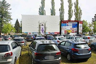 Viel Verkehr bei Drive-in-Gottesdienst an Koberbachtalsperre - Dicht an dicht standen die Autos bei der zweiten Auflage des "Drive-in-Gottesdienstes" am Pfingstmontag an der Koberbachtalsperre.