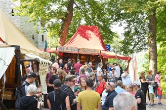 Viel Volk strömt zum Fest auf der Burg Mylau - 