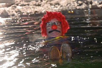 Viel Witz und Wagemut: Die schönsten Bilder von der Eisbader-Jubiläumsshow in Oederan - Da schwimmt ein eiskalter Clown im Oederaner Bad.