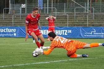 „Viel zu ängstlich“: Harmloser FSV Zwickau kassiert Auswärtspleite - Der Zwickauer Lukas Eixler (l.) kommt hier gegen VSG-Torwart Luis Klatte zu spät. Es war eine der ganz wenigen Zwickauer Möglichkeiten im ersten Durchgang.