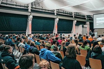 Viel Zuspruch für ein Projekt, das Kunst und Sport vereint - Volles Haus in der Halle 2 der Messe Chemnitz. Baubürgermeister eröffnet die Präsentation zum Projekt Konkordiapark. 