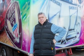 Viel Zuspruch für Plauener Schausteller: "Haltet durch!" - Schausteller Peter Hickmann vor einem seiner Lkw auf seinem Grundstück in Plauen. Wegen der abgesagten Weihnachtsmärkte bangt er um seine Existenz.
