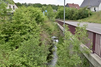 Vielauer Bach: Rätselraten um mysteriöse Müllablagerungen - Der Vielauer Bach ist teilweise naturbelassen. Dort verfängt sich der Müll.
