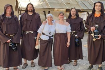 Vielauer Braumönche setzen auf eigenes Bier aus Gersdorf - Als "Vielauer Braumönche" in braunen Kutten waren die Westsachsen am Wochenende beim Lößnitzer Salzmarkt mit dabei. 