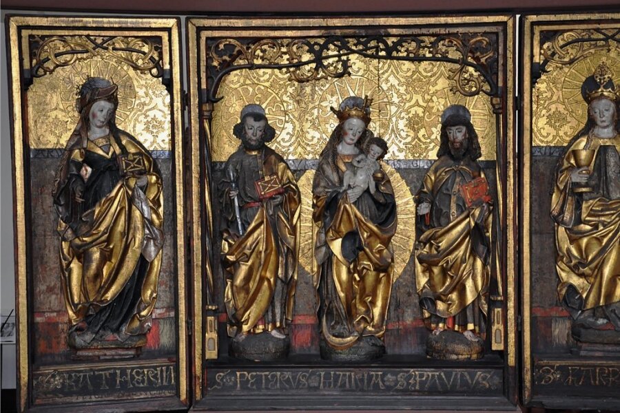 Vielauer Flügelaltar: Meisterwerk von Peter Breuer erstrahlt bald in neuem Glanz - So sah der Vielauer Flügelaltar mit fünf Figuren vor der Restaurierung aus. 