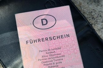 Viele alte Führerscheine noch nicht umgetauscht - Wer noch einen Papierführerschein hat, muss ihn gegen das Scheckkartenformat tauschen.