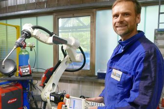 Viele Aufträge von Rheinmetall: Schweißroboter übernimmt bei Klädtke in Hohndorf eintönige Arbeiten - Hendrik Heß, Abteilungsleiter der Schweißerei, bedient den neuen Schweißroboter im Hohndorfer Werk.