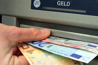 Viele Bankkunden können jetzt Kontogebühren zurückfordern - Der Bundesgerichtshof hat die Praxis der Banken gekippt, wie diese ihre Kontogebühren erhöht haben. Nach Einschätzung der Verbraucherschützer betrifft das Urteil die gesamte Branche.