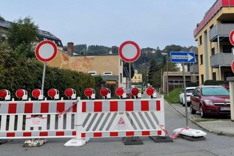 Viele Baustellen im Erzgebirge: Verkehrsschilder werden zunehmend ignoriert - Mehr geht nicht, um wie hier in der Schwarzenberger Badwiese deutlich zu machen, dass keiner durchfahren darf.