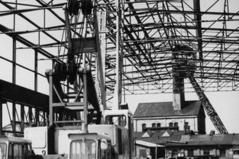 Viele Bergleute wechseln in Stahlbaufirma - Bau der Montagehalle im Jahr 1969. Im Hintergrund stehen noch der Förderturm, das Schachtgebäude und davor der Zimmerschuppen vom Holzplatz.