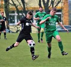 Viele Chancen, aber keine Tore - Hier versucht sich Torjäger Swen Häuser vom SV Lichtenberg gegen Paul Wolter vom Hartmannsdorfer SV (r.) durchzusetzen. Doch Häuser blieb ohne Torerfolg. 