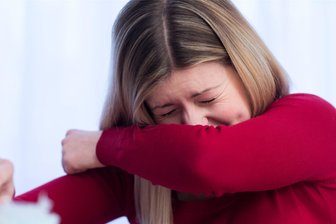 Viele Corona-Kranke und seit Oktober 33 Tote in Sachsen: Wie gefährlich ist die neue Variante? - So geht es richtig: In die Armbeuge, nicht in die Hand niesen.