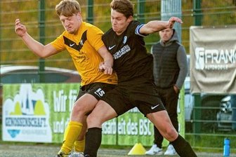 Viele "dicke Dinger", aber keine Tore - Packendes Duell: Der BSC II, hier mit Hans Rudolph (l.), und die Großhartmannsdorfer um Tobias Neubert schenkten sich nichts. 
