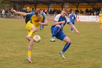 Viele Diskussionen, aber keine Tore: Spitzenspiel der Fußball-Kreisliga zwischen Zschopau und Olbernhau endet torlos - Torraumszenen wie diese, in der Olbernhaus Dominic Krellner (r.) den Schuss von Zschopaus Kevin Dietz abblockt, hatten Seltenheitswert.