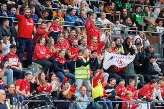 Viele Emotionen und viele Tore: Leubnitz und Wacker komplettieren die Endrunde beim Hallenpokal der „Freien Presse“ - Hatten am Sonntag jede Menge Grund für gute Laune: Die Leubnitzer Fans.