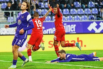 Viele Fehler, keine Ideen: Aue verliert 0:2 gegen Duisburg - Aues Alexander Sorge (am Boden) hat den Ball zum 0:1 ins eigene Tor befördert. Die Duisburger Chinedu Ekene (Nr. 19) und Marvin Ajani jubeln, Tim Danhof (vorn) dreht frustriert ab.