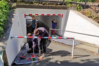 Viele Fleißige putzen Oelsnitz heraus - Mitglieder des Heimatfördervereins Oelsnitz arbeiten an der Finkenburg-Unterführung.