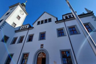 Viele Fragen zur Freiberger OB-Wahl: Wie entscheiden die Stadträte über den Amtsverweser? - Das Freiberger Rathaus. Seit Mai 2025 ist der Chefsessel unbesetzt. Wird nun ein Amtsverweser eingesetzt?