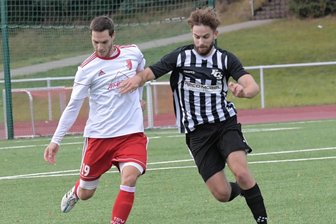 Viele Fragezeichen im Flöhaer Lager - Beim FC Stollberg hatten die Kicker des TSV Flöha um Dominik Ney (l.) unglücklich mit 2:3 verloren. Nun will das Team zuhause gegen den Vorletzten aus Annaberg den dritten Dreier der Saison einfahren. 