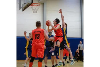 Viele Fragezeichen vor dem Saisonstart der Freiberger Basketballer - Auf dem Sprung: Enrico Knoth (M.) und Fabian Göhler wollen mit dem ATSV Freiberg erneut die Aufstiegsrunde zur Oberliga erreichen.