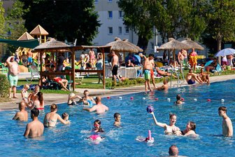 Viele Freibäder im Landkreis Zwickau knacken Besucherzahlen aus dem Vorjahr: Wie lange die Badesaison im Spätsommer 2024 geht - Trubel herrschte im Glauchauer Sommerbad am Samstagnachmittag. 810 Besucher suchten eine Abkühlung.