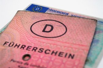Viele Führerscheine im Erzgebirgskreis noch nicht getauscht - Alt gegen neu: Der Pflichtumtausch von Führerscheinen wird im Erzgebirge noch etwas dauern.