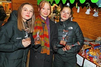 Viele Gäste bei Weihnachtsrevue am Werdauer Gymnasium: Abi-Kasse füllt sich - Julina, Leonie und Emma (von links) aus der Klassenstufe 11 beispielsweise hatten leckere Plätzchen, gebrannte Mandeln und Adventsdeko im Angebot.