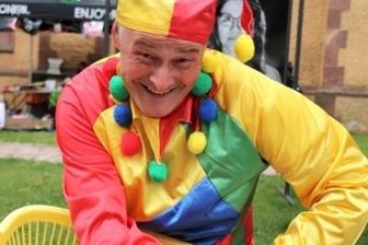 Viele Gäste feiern eine große Geburtstagsparty - Uwe Krasselt vom Breitenauer Carnevalsclub sorgte nicht nur für Unterhaltung. Er warb auch um neue Mitglieder.