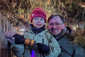 Viele Gäste feiern Lichterfest auf Werdauer Marktplatz - Gemeinsam mit Sohn Fritz zog René Schneider den Stecker der Weihnachtsbaumbeleuchtung.