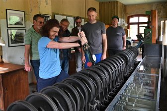 Viele Gäste wollen Stellwerk Wechselburg besuchen und mit Schienentrabi fahren - Eine Besuchergruppe vom Eisenbahnmuseum Bayerischer Bahnhof Leipzig im historischen Stellwerk.