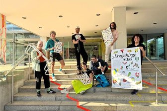 Viele grüne Wappen und Metal-Bands: TU Dresden zeigt ungewöhnliche Fakten übers Erzgebirge - Mit dem neuen Erzgebirgeatlas haben sie ein ganz anderes Bild der Region geschaffen: Christopher Ehlers, Moritz Köhler, Simon Korn (oben von links), Luise Kropp, Gudrun Deppe, Leon Jank und Professorin Melanie Humann von der TU Dresden (unten).