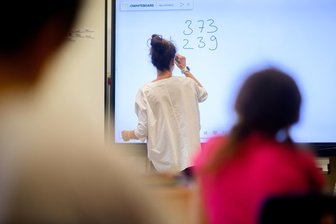 „Viele hatten Angst vor der Oberschule“: So will Sachsen junge Lehrer fürs Erzgebirge gewinnen - Eine Lehrerin an der digitalen Tafel im Unterricht: Kann es gelingen, mit einer neuen Form des Praktikums mehr Studierende für den ländlichen Raum zu begeistern?