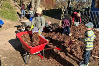 Viele Helfer beim Frühjahrsputz in Naundorf - Am gemeinsamen Frühjahrsputz der Grundschule und der Kita Naundorf beteiligten sich am Freitag auch viele Kinder.
