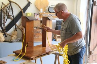 Viele Helfer buddeln in der Kita "Buddelflink" - Frank Moninski aus Schellenberg baute für die Kinder eine kleine Holz-Tankstelle.