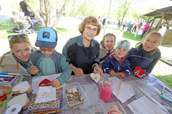 Viele Herzen zum Muttertag: Wie am VII. Lichtloch in Halsbrücke ganz doll Danke gesagt wird - Gemeinsam mit Maila, Lisa, Mama Kathrin (v.r.), Mama Maria und Maxim (v.l.) bastelt Thurid Dittrich Herzen für die Mütter beim Muttertag am VII. Lichtloch in Halsbrücke.