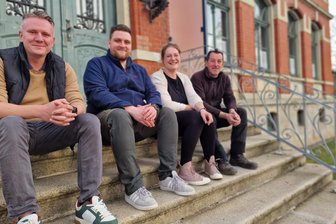 „Viele Ideen, aber noch kein Plan“: Wie dieses Vogtland-Dorf Party feiert - Die Party-Macher aus Altmannsgrün: Christoph Schäfer, Fabian Reuter, Christin Liebehentschel und André Schmutzler. Das Bürgerhaus, früher Schule, wird zum Dancefloor der 80er-Jahre.