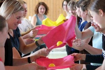 Viele Inspirationen für den künftigen Trainingsalltag - Kleiner Balance-Akt: Teambildende Übungen waren auch Teil des Lehrgangs für Trainerinnen und Erzieherinnen.
