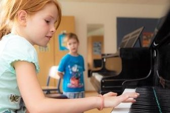 Viele Instrumente zum Ausprobieren - Kinder können sich in der Musikschule Flöha an verschiedenen Instrumenten ausprobieren.