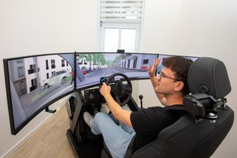 „Viele kommen ohne Erfahrung“: Fahrsimulator soll Wartezeit im Vogtland verkürzen - wird der Führerschein jetzt günstiger? - Der „Freie Presse“-Reporter probiert einen Fahrsimulator in Plauen aus.