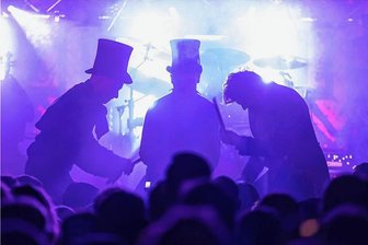 Viele Kreuze im Terminkalender: Alte Brauerei ist im Erzgebirge kein Geheimtipp mehr - Die Berliner Band Coppelius gab ihr 19. Konzert in der Alten Brauerei in Annaberg-Buchholz. Mit ihrem Kammercore pflegen sie ihre ganz eigenen Steampunk-Spielart von Metal und Rock.