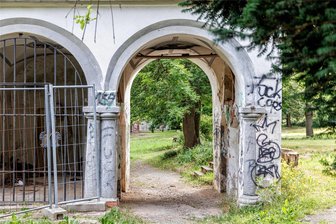 Viele meiden ihn: Annaberg-Buchholz startet Umfrage zum Stadtpark - Zerstörung prägt das Bild im Stadtpark von Annaberg-Buchholz – hier ein Archivfoto. 2024 soll damit begonnen werden, das Gelände mit vielen Akteuren aufzuwerten. Daher hat die Stadt auch eine Umfrage gestartet.