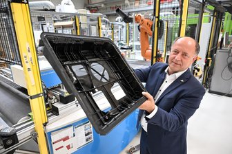 Viele Millionen Euro für Chemnitzer Leichtbau-Forschung - Der Chemnitzer Leichtbau-Professor Lothar Kroll präsentiert ein formstabiles Kunststoffteil.