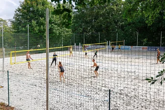 Viele neue Gesichter beim Beachvolleyball in Lichtenstein - Blick auf die Beachvolleyball-Anlage in Lichtenstein, die drei Plätze zu bieten hat.