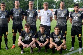 Viele neue Gesichter beim VfB - Der Auerbacher Trainer und die Neuzugänge des VfB. Stehend von links: Lennart Dietrich, Dino Kubegovic, Veit Kramer, Sven Köhler, Nico Donner und Sarwar Osse. Vorn von links: Chris Vogel, Fabien Bochmann und Ondrej Brejcha.
