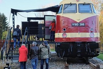 Viele Neugierige lockt es zum Lok-Hotel - Viele Neugierige haben sich das Lok-Hotel in Wiesenburg angesehen.