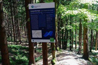 Viele Rätsel um Bodendenkmal bei Erlbach noch ungelöst - Neues Schild an der historischen Schanzanlage.